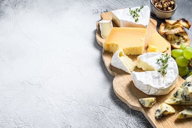 Formaggio Brie francese con uva