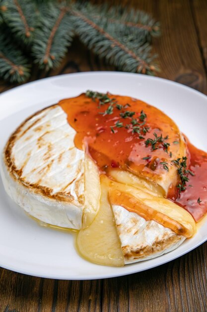 Formaggio Brie grigliato su tavola di legno Cena di Natale