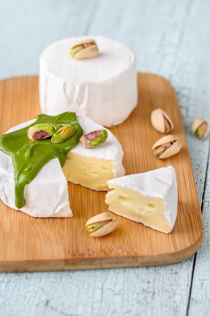 Formaggio Camembert con burro di pistacchi sul tagliere di legno