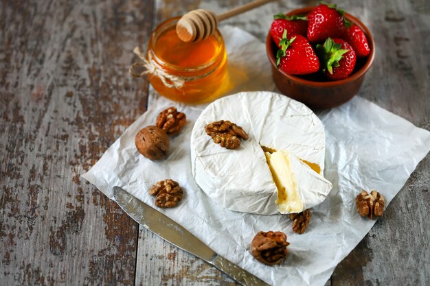 Formaggio Camembert con fragole, miele e noci.