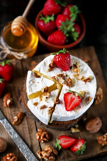 Formaggio Camembert con fragole, noci e miele.