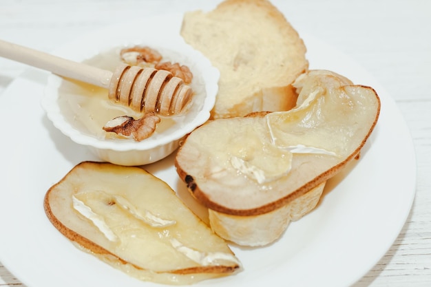 Formaggio Camembert con miele di rosmarino olio d'oliva e pera al forno