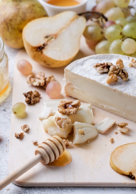 Formaggio Camembert con uva verde, miele, pera e noci