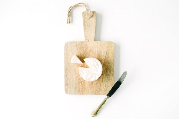 Formaggio Camembert e coltello sul tagliere.