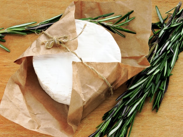 Formaggio Camembert in carta e rosmarino fresco.