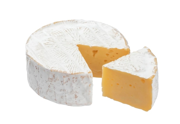 Formaggio camembert isolato su sfondo bianco con percorso di taglio
