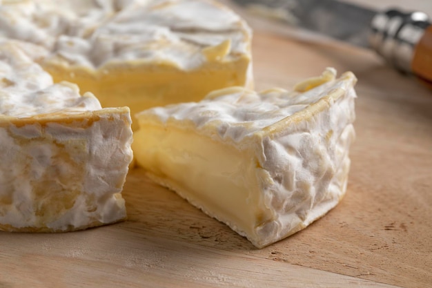 Formaggio camembert maturo francese e un pezzo da vicino