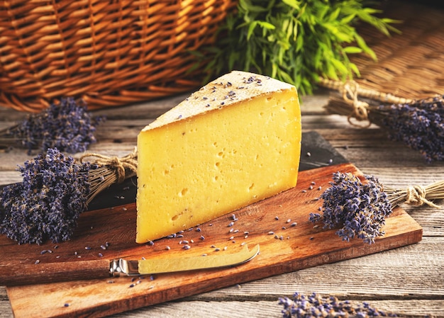 Formaggio con boccioli di lavanda