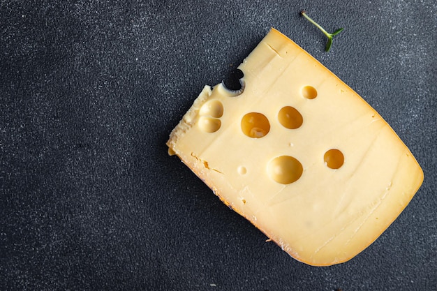 formaggio con buchi formaggio duro stagionato formaggio porzione fresca pasto sano dieta spuntino