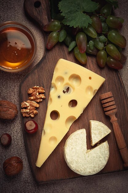 formaggio con grandi buchi emmental maasdam brie formaggio su un tavolo da taglio