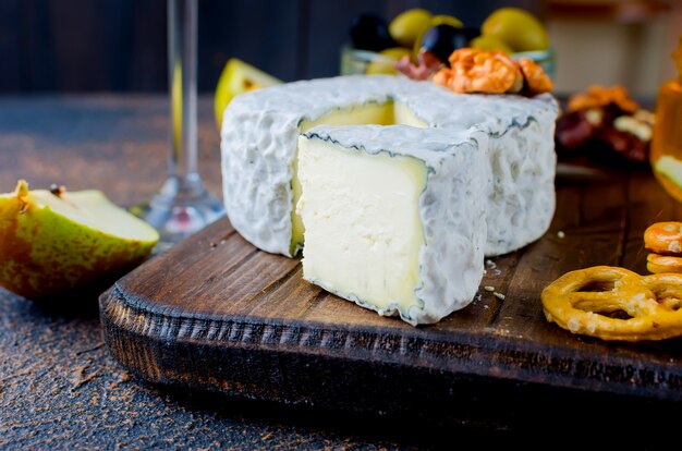 Formaggio con muffa con frutti di bosco, snack e vino