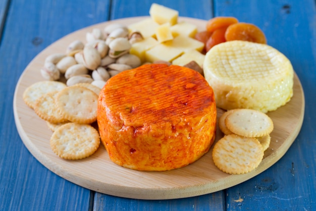 Formaggio con noci e biscotti