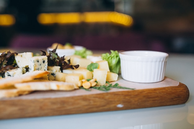 Formaggio con noci e marmellata