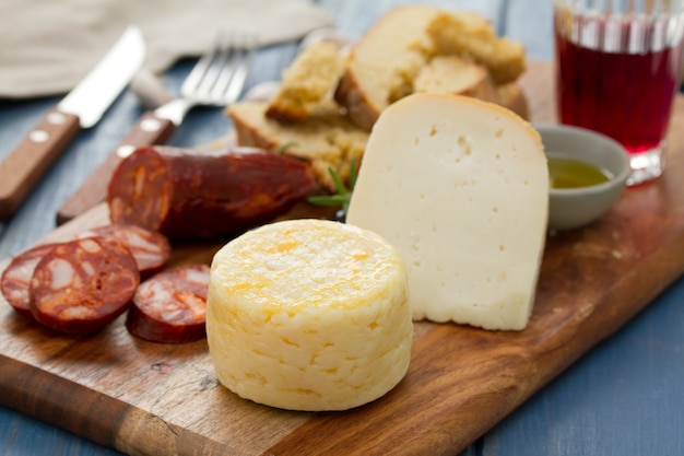 Formaggio con salsiccia affumicata, pane e vino rosso