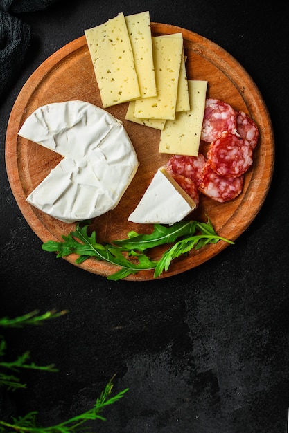 Formaggio con salsiccia e foglie