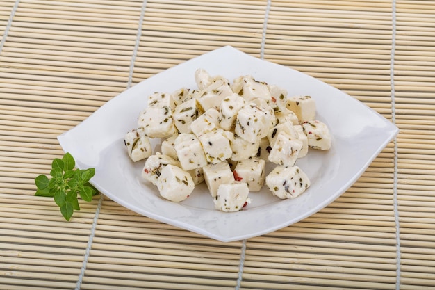 Formaggio con spezie e olio