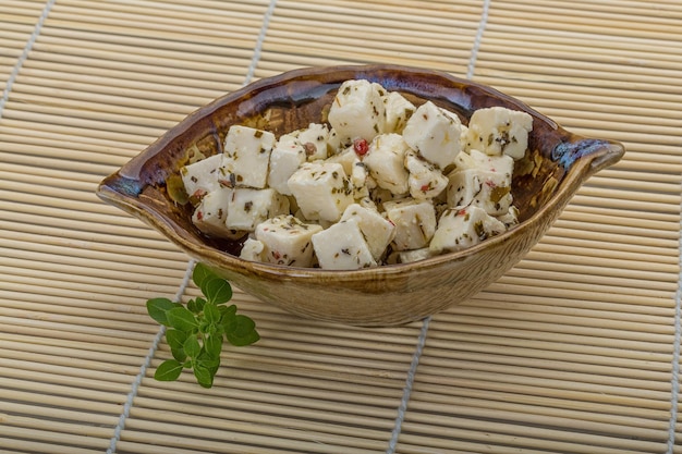 Formaggio con spezie e olio