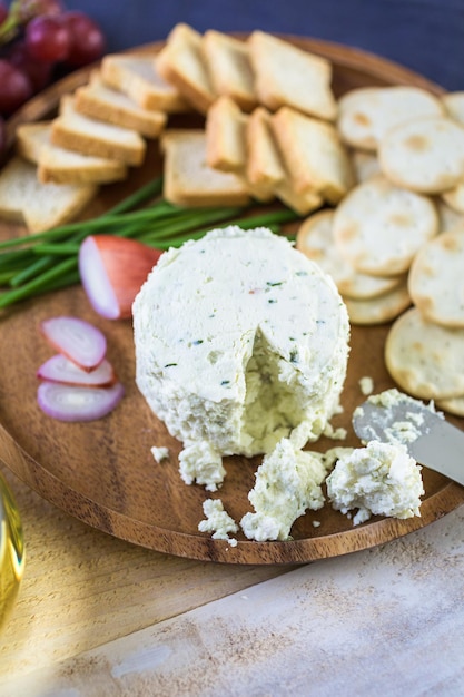 Formaggio cremoso dal gusto morbido con scalogno ed erba cipollina.