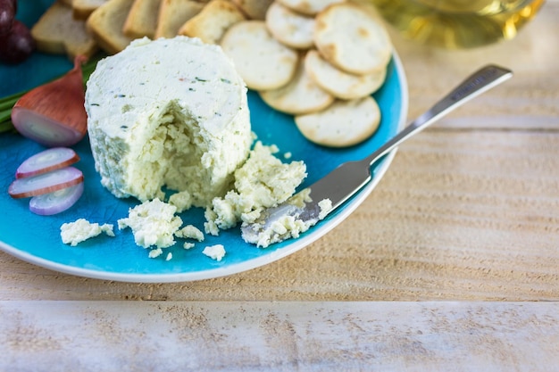 Formaggio cremoso dal gusto morbido con scalogno ed erba cipollina.