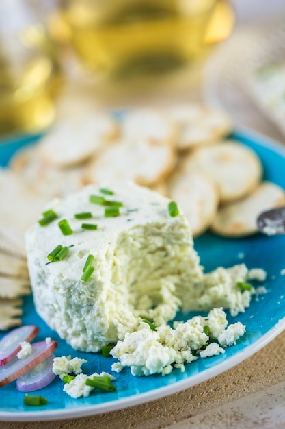 Formaggio cremoso dal gusto morbido con scalogno ed erba cipollina.