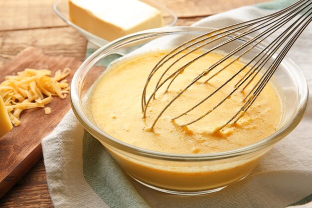 Formaggio cremoso in ciotola con il primo piano della corolla