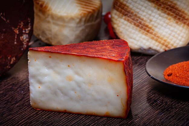 Formaggio delle Canarie ricoperto di paprika rossa