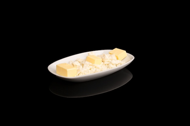 formaggio di capra e burro di capra in piattino