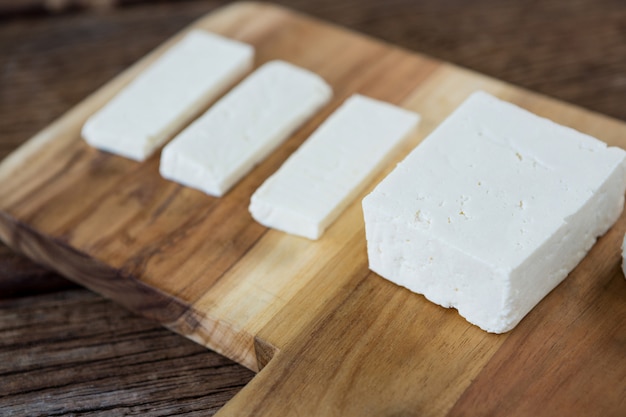 Formaggio di capra su tavola di legno