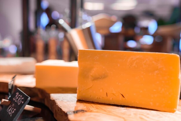 Formaggio di montagna sul tavolo al ristorante in hotel di lusso