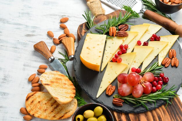 Formaggio di noci a pasta dura con noci su un piatto con spuntini Stile rustico Spazio libero per la copia