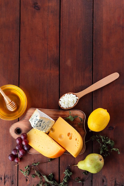 Formaggio duro formaggio blu e formaggio cottage su tavola di legno diversi tipi di formaggio