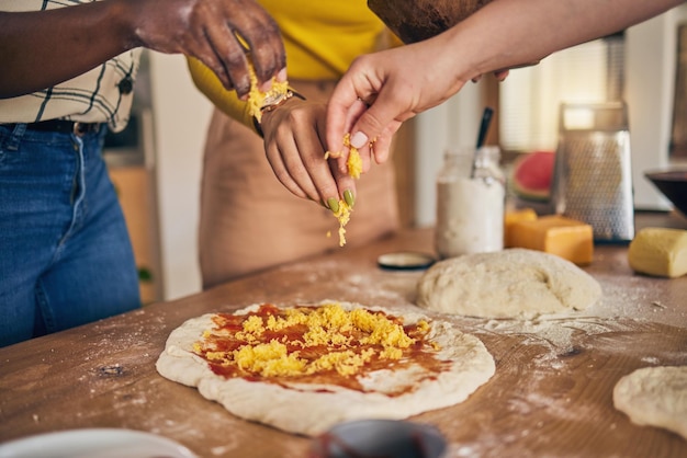 Formaggio e pizza con le mani per cucinare insieme e pronti per un ristorante fast food o aiutare con abilità a Napoli Chef donna impasto e salsa di pomodoro per la cultura della cucina e la preparazione con processo