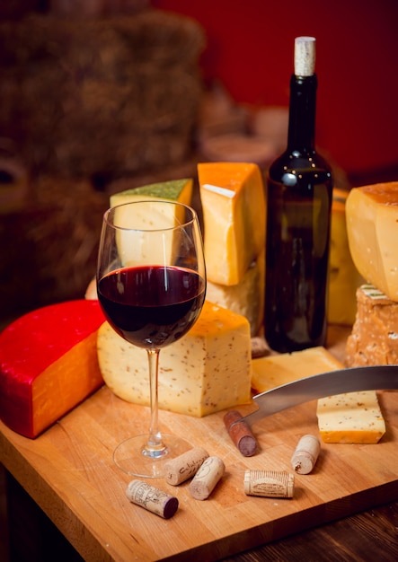 Formaggio e vino su un tavolo scuro.