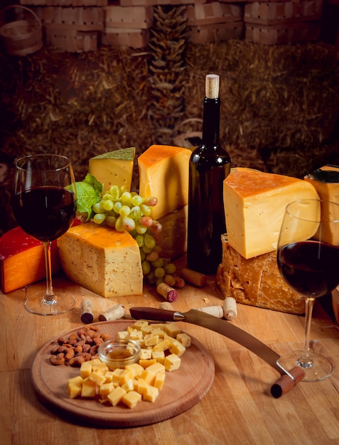 Formaggio e vino su un tavolo scuro.