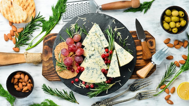 Formaggio erborinato con muffa su un piatto con spuntini. Stile rustico. Spazio di copia gratuito.