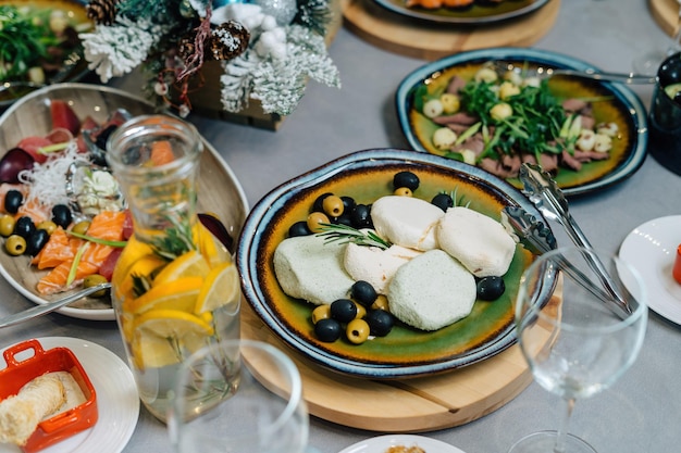 Formaggio fatto in casa su un piatto con le olive