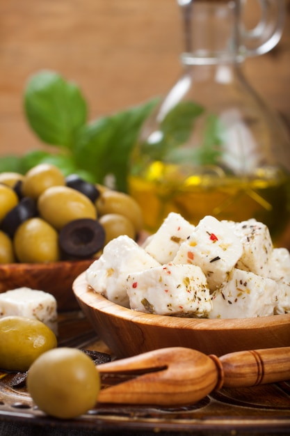 Formaggio feta a cubetti con olive