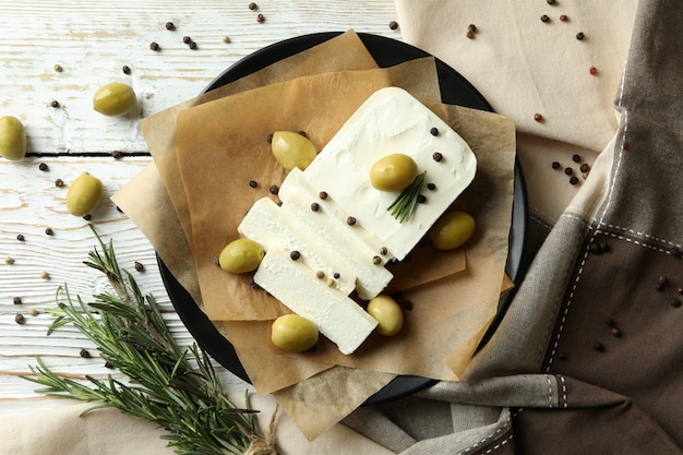 formaggio feta su superficie di legno bianca