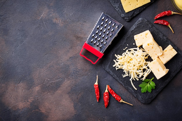 Formaggio grattugiato su tavola di ardesia