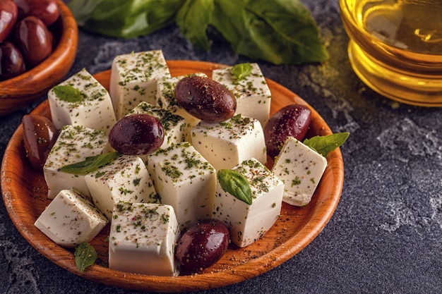 Formaggio greco con origano e olive