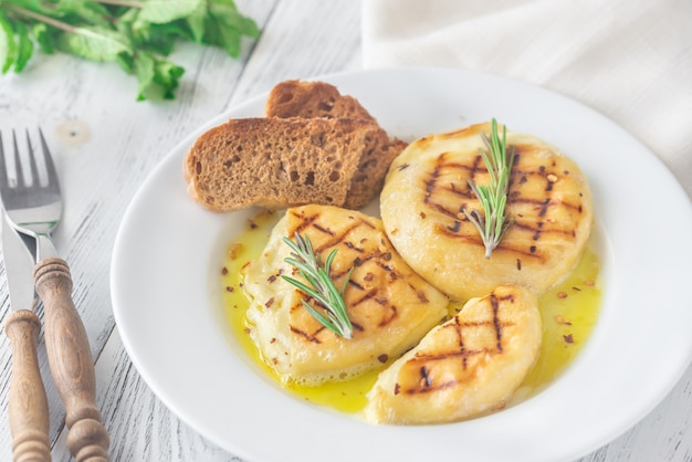 Formaggio grigliato con rosmarino fresco