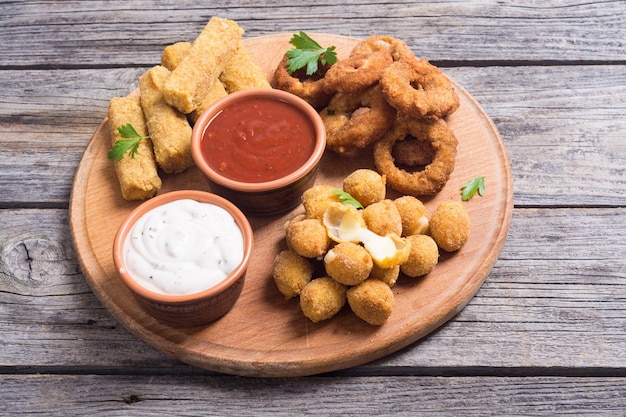 Formaggio impanato, cipolla fritta e pollo