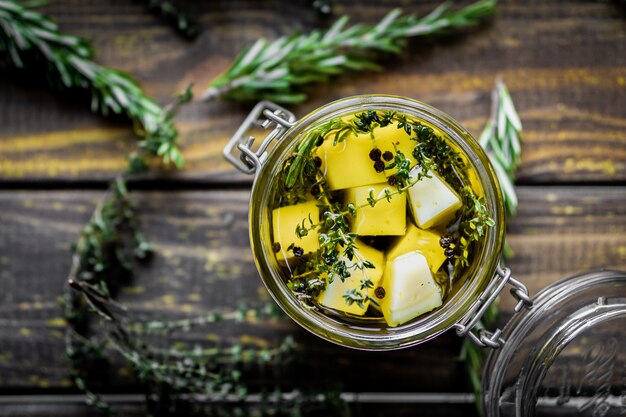 Formaggio in olio d'oliva con erbe aromatiche (timo e rosmarino).