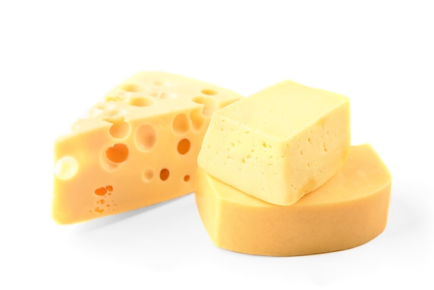 Formaggio isolato su bianco.