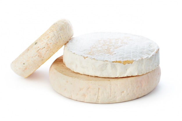 Formaggio isolato su bianco