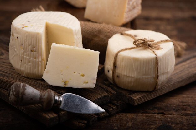 Formaggio italiano sul tagliere di legno si chiuda