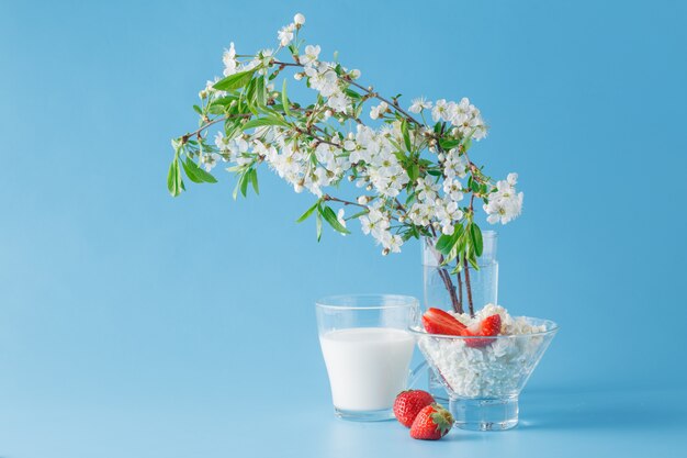 Formaggio, latte e fragole.