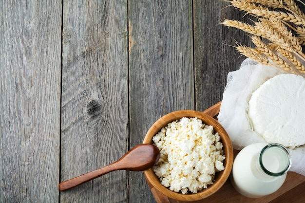 Formaggio, latte, ricotta e grano su legno vecchio