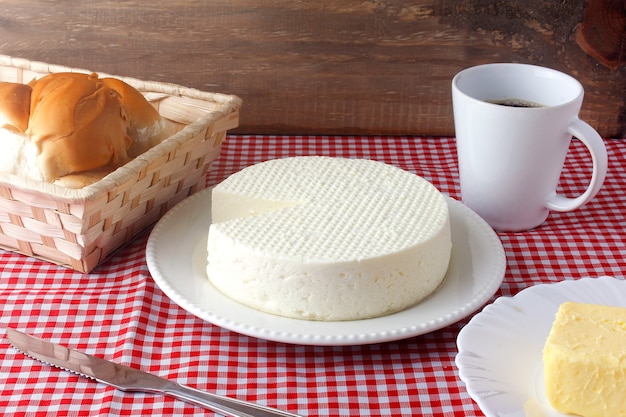 Formaggio Minas bianco brasiliano fresco su un piatto