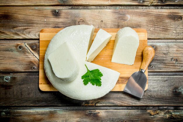 Formaggio morbido con foglie di menta